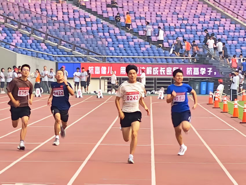 多项学生赛, 体育精神, 赛道旁的欢 多项学生赛, 体育精神, 赛道旁的欢