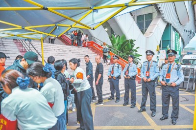 观赛之余更, 场热情